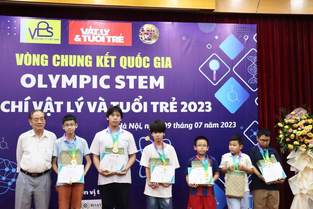Tuấn Phong xuất sắc đạt Huy chương vàng môn Toán học vòng Chung kết Quốc gia Kỳ thi Olympic STEM (thứ 3 bên phải)