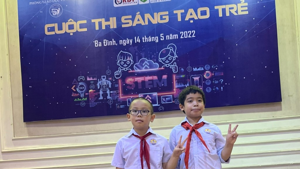 Tuấn Phong tại Cuộc thi sáng tạo Trẻ (bên trái)