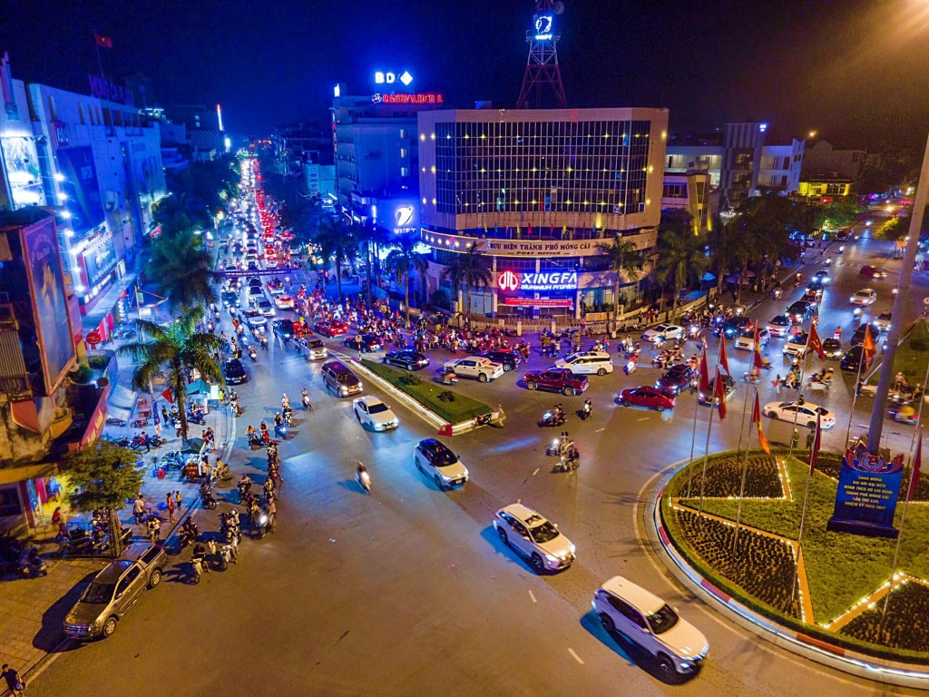 Thành phố Móng Cái, Quảng Ninh về đêm.