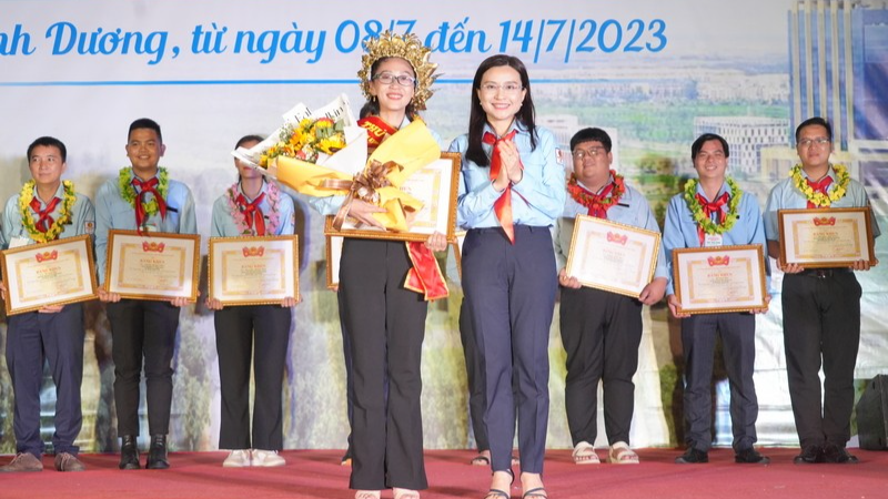 Bí thư Trung ương Đoàn, Chủ tịch Hội đồng Đội Trung ương Nguyễn Phạm Duy Trang trao danh hiệu Thủ khoa