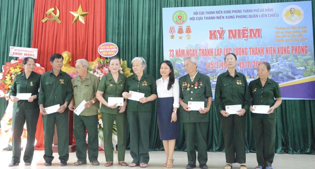 Bà Phạm Thị Hồng Hạnh, Chủ tịch MTTQ Việt Nam quận Liên Chiểu (áo trắng) trao quà cho các hội viên cựu TNXP