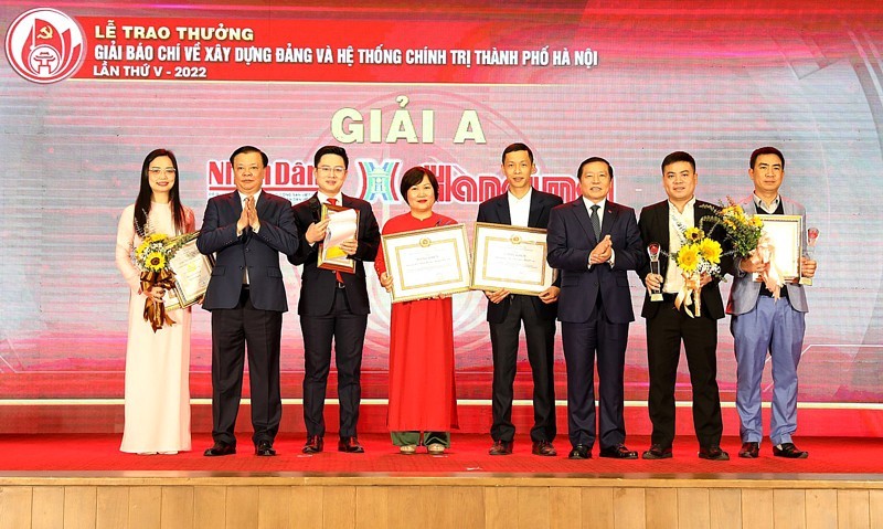 Bí thư Thành ủy Đinh Tiến Dũng và Phó Trưởng ban Thường trực Ban Tuyên giáo Trung ương Lại Xuân Môn trao Giải A cho các tác giả đoạt giải.