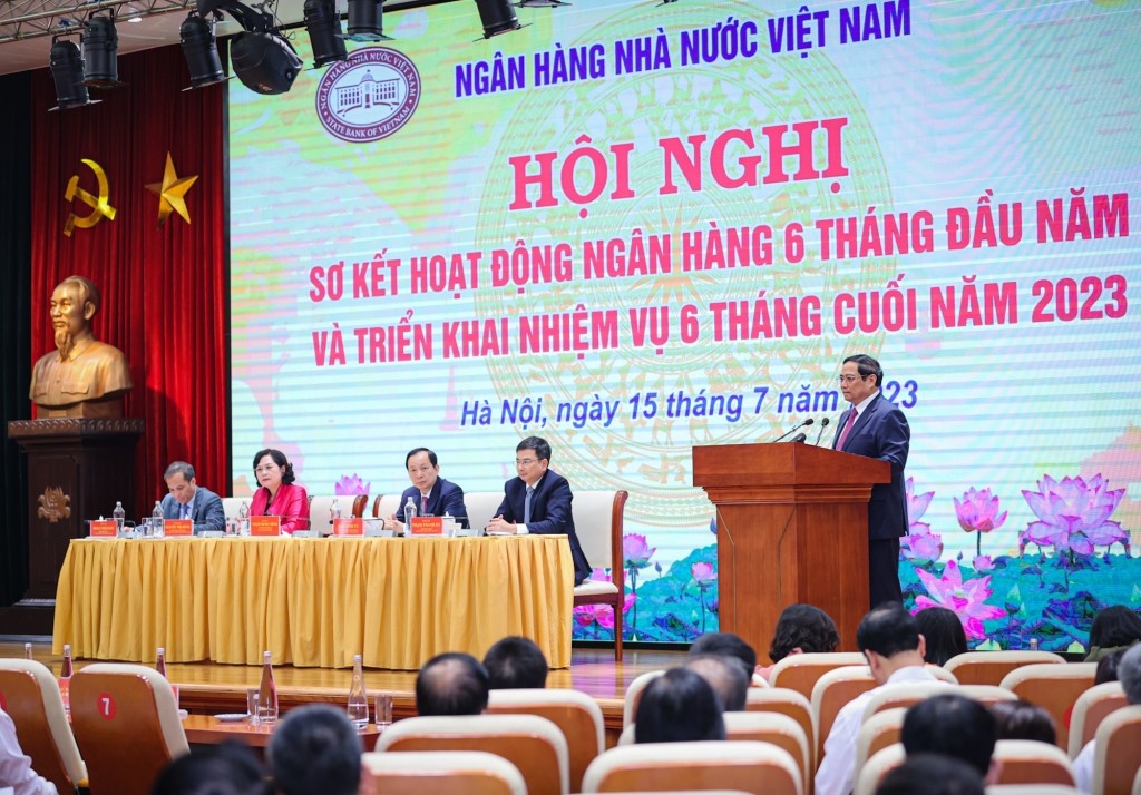 Thủ tướng kêu gọi và đề nghị cộng đồng DN phải nỗ lực, cố gắng hơn nữa, tăng cường tiết kiệm chi phí, đổi mới quản trị DN - Ảnh: VGP/Nhật Bắc