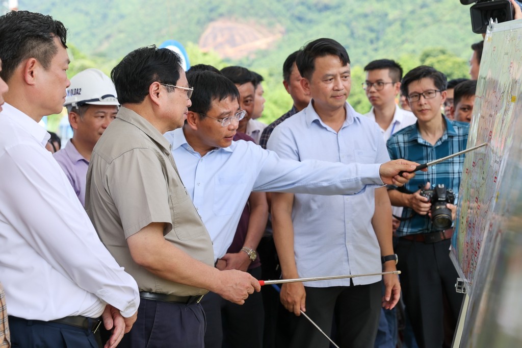 Thủ tướng Phạm Minh Chính nghe Bộ trưởng Bộ GTVT Nguyễn Văn Thắng thuyết trình về tuyến đường bộ Hà Nội-Thái Nguyên-Chợ Mới-Bắc Kạn - Ảnh: VGP/Nhật Bắc