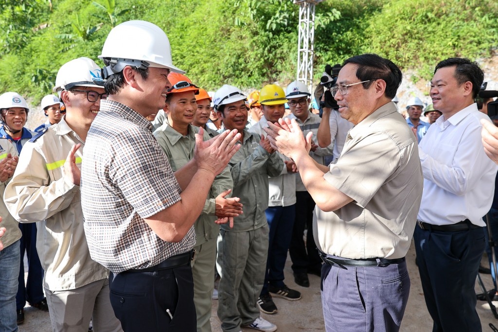 Cán bộ, công nhân đang thi công tuyến đường thành phố Bắc Kạn-Ba Bể vui mừng, xúc động khi được Thủ tướng Phạm Minh Chính đến thăm, động viên- Ảnh: VGP/Nhật Bắc