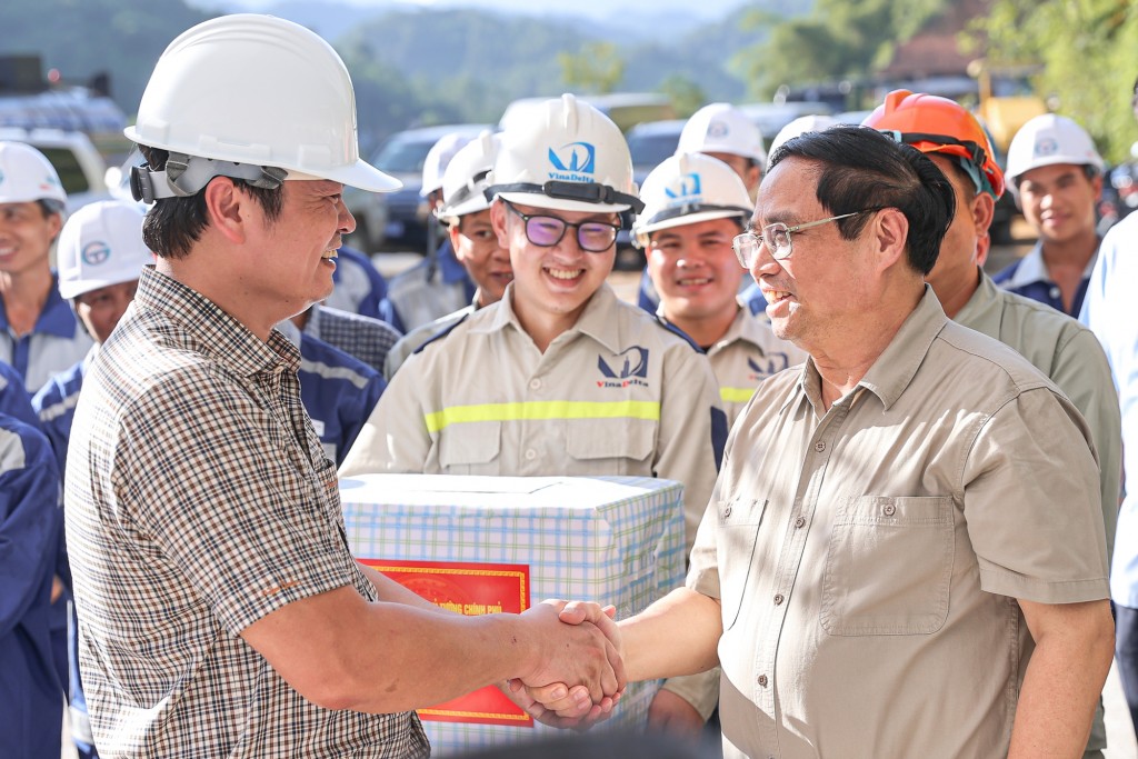 Thủ tướng Phạm Minh Chính tặng quà các cán bộ, công nhân trên công trường tuyến đường thành phố Bắc Kạn-Ba Bể - Ảnh: VGP/Nhật Bắc