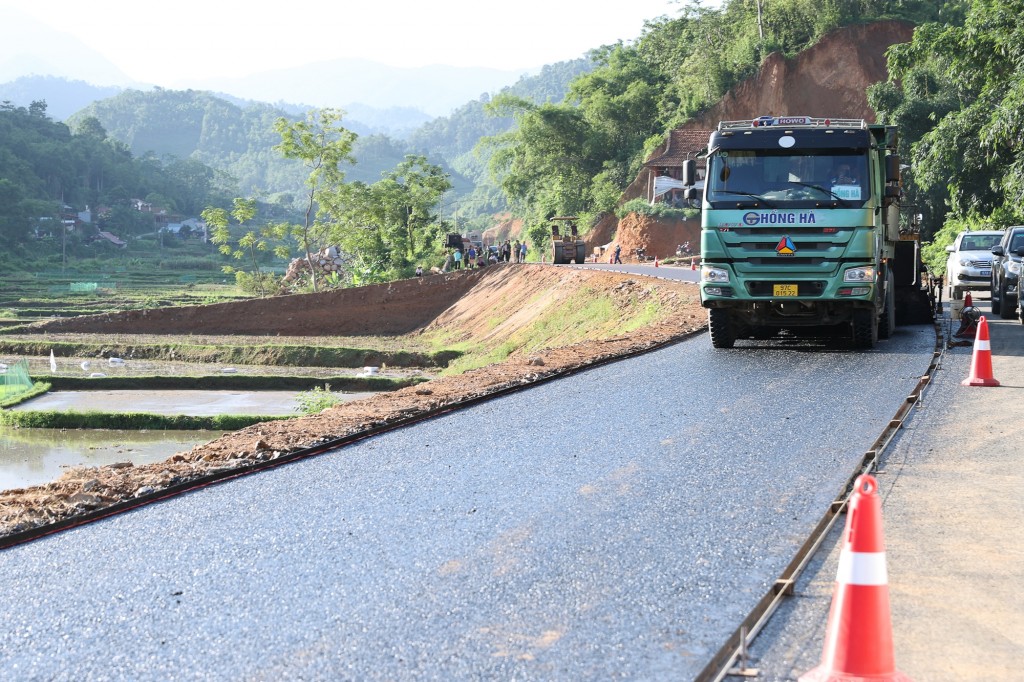 tuyến đường thành phố Bắc Kạn-Ba Bể có chiều dài 39 km, tổng mức đầu tư 2.337,809 tỷ đồng đã triển khai thi công từ tháng 4/2022 - Ảnh: VGP/Nhật Bắc