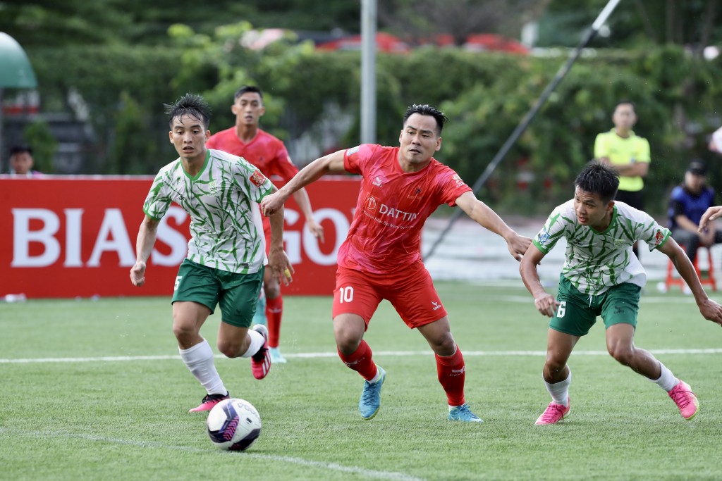 Câu lạc bộ Đạt Tín-SPT (áo đỏ) bất ngờ thua đậm 0-5 trước CLB Bamboo trong ngày khai mạc giải đấu.