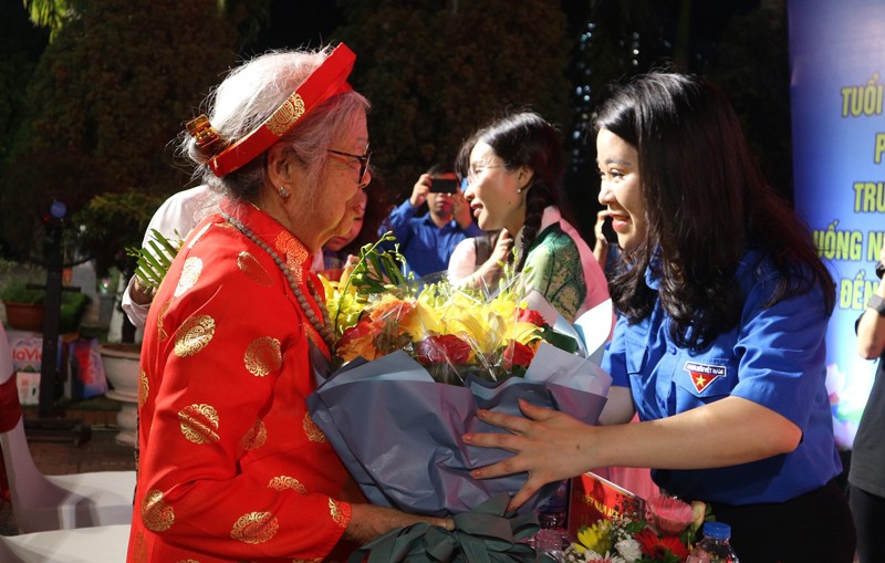 Tuổi trẻ Thủ đô Hà Nội trao quà tri ân đến các Bà mẹ Việt Nam anh hùng, thương binh, gia đình có công với cách mạng, gia đình chính sách