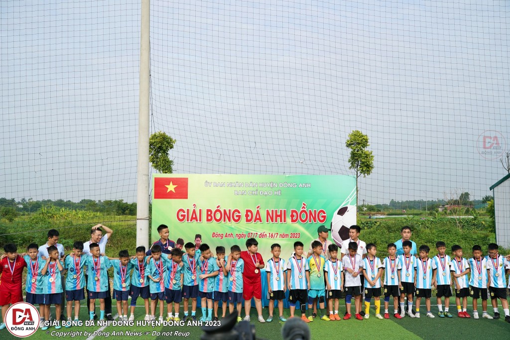 Các cầu thủ nhí xã Đông Hội giành chức vô địch ngay trong lần đầu góp mặt ở trận chung kết