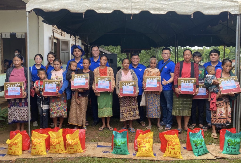 Tuổi trẻ Đà Nẵng thực hiện chiến dịch tình nguyện quốc tế tại nước bạn Lào