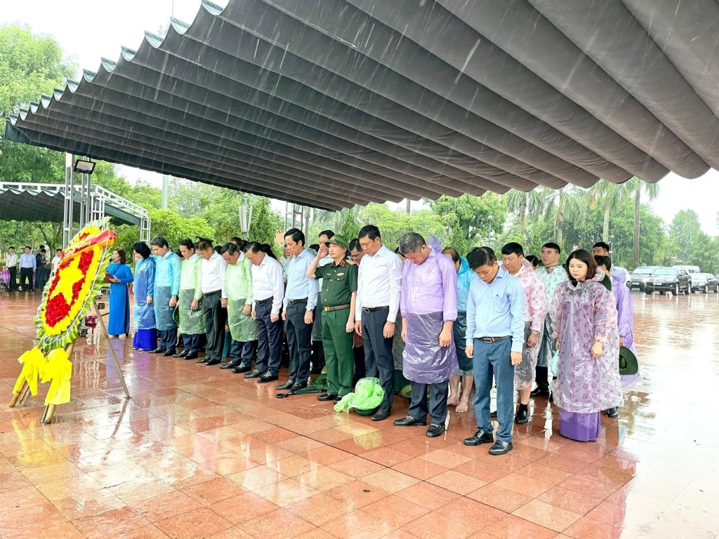 Đoàn đại biểu thành phố Hà Nội mặc niệm tưởng nhớ các anh hùng liệt sĩ hy sinh tại Thành cổ Quảng Trị.