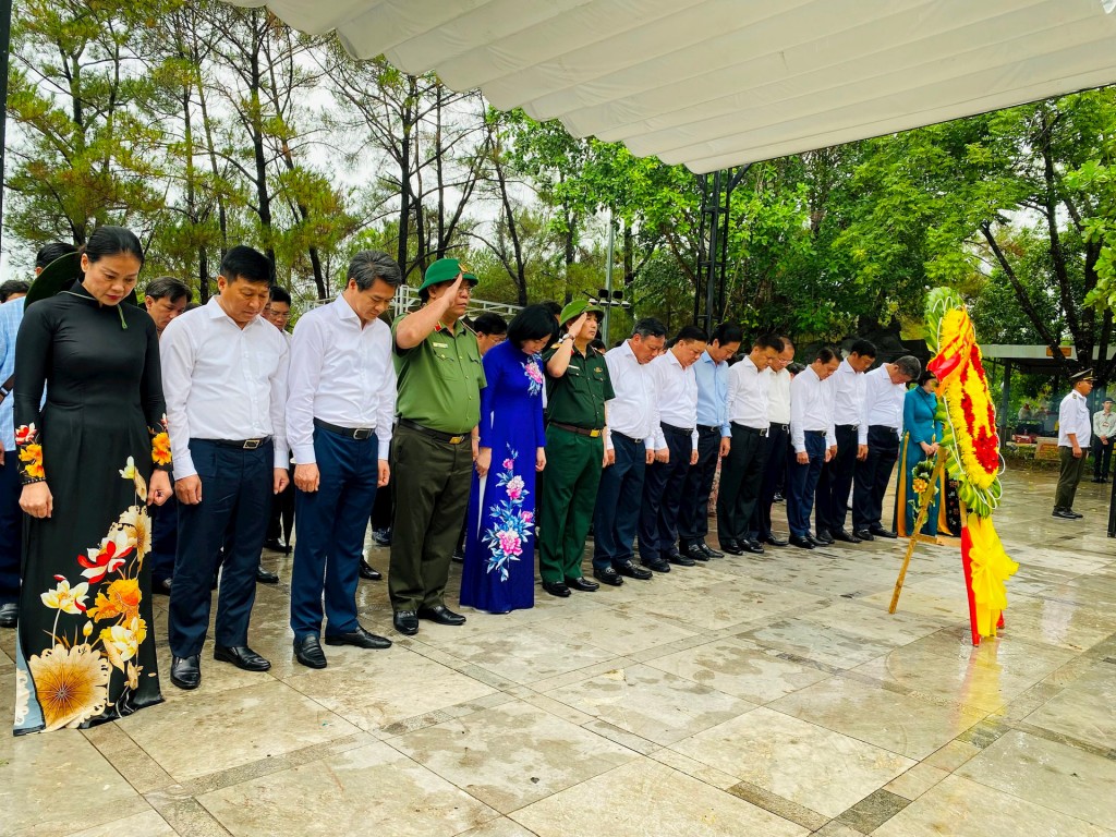 Đoàn đại biểu thành phố Hà Nội dành một phút mặc niệm tưởng nhớ các anh hùng liệt sĩ tại Nghĩa trang Trường Sơn.