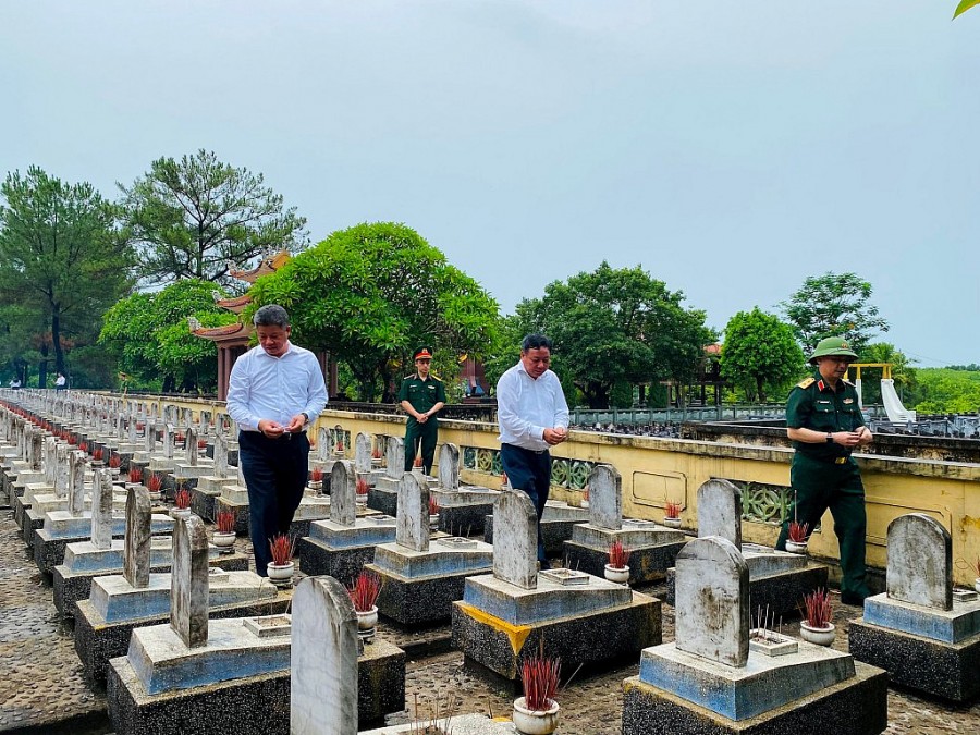 Phó Bí thư Thành ủy Nguyễn Văn Phong và các thành viên của Đoàn đại biểu thành phố Hà Nội thắp hương tại mộ các liệt sĩ tại  Nghĩa trang Trường Sơn.