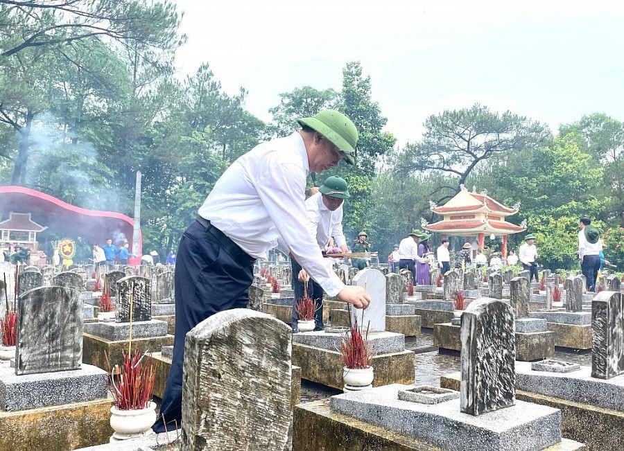 Bí thư Thành ủy Đinh Tiến Dũng thắp hương tưởng niệm các liệt sĩ tại Nghĩa trang Trường Sơn.
