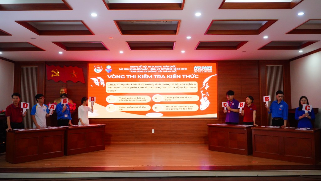 Quán quân cuộc thi “Ánh sáng soi đường” Quán quân cuộc thi “Ánh sáng soi đường”