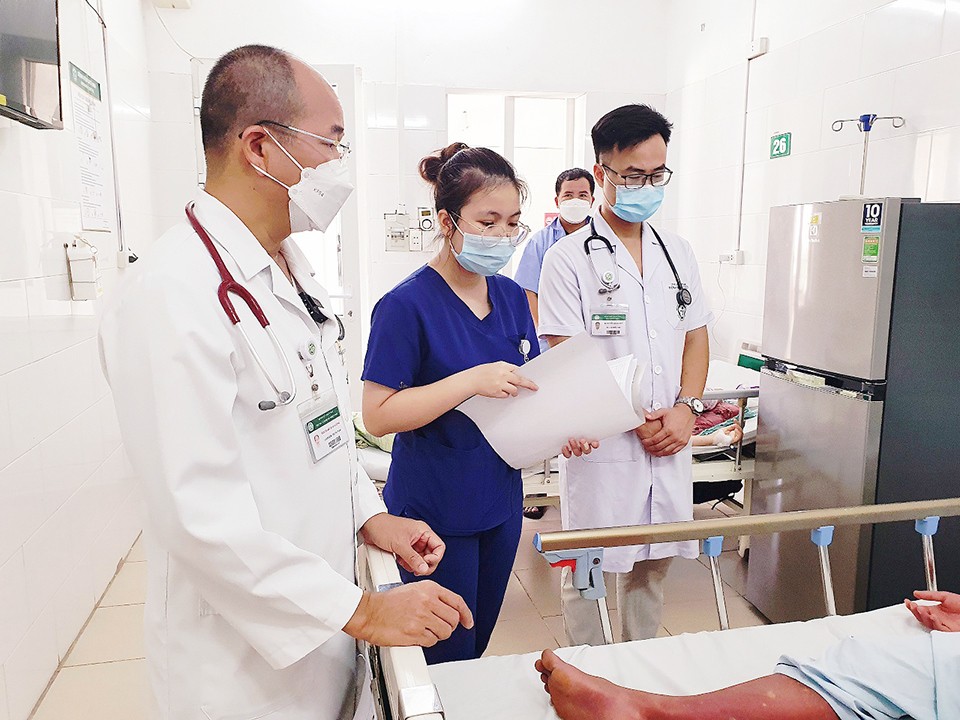 Bệnh nhân mắc sốt xuất huyết điều trị tại Bệnh viện Bạch Mai