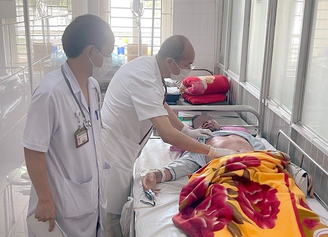 PGS.TS Đỗ Duy Cường thăm khám cho bệnh nhân thủy đậu đang điều trị tại Trung tâm.