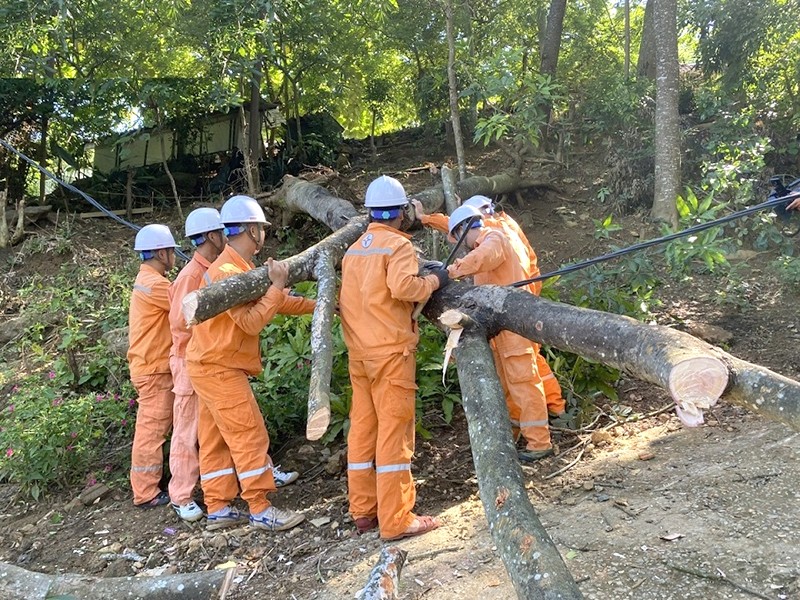 Công nhân Điện lực Mường La (PC Sơn La) cắt bỏ thân cây gãy đổ đè lên đường dây điện