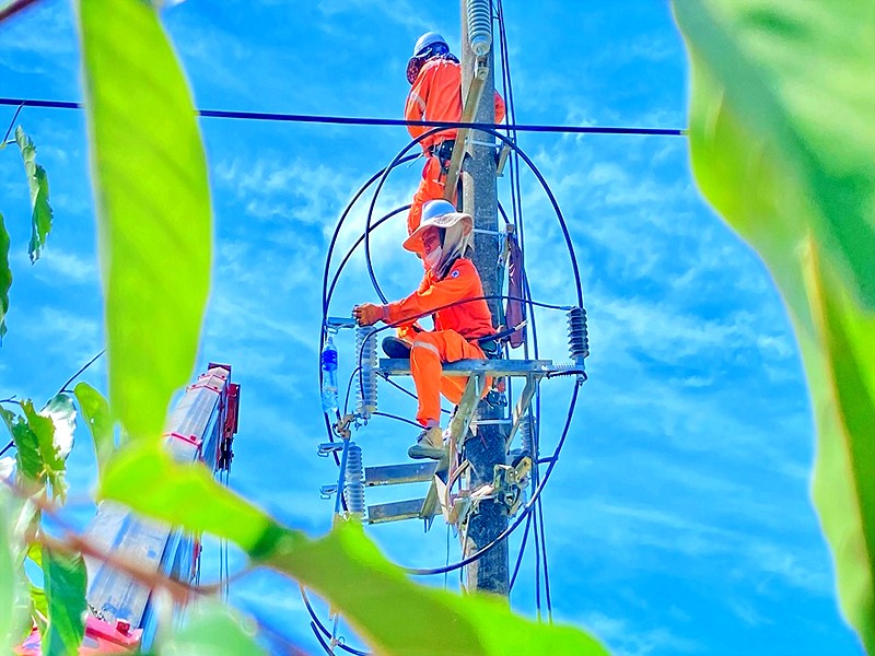 Công nhân Điện lực thành phố Hà Tĩnh tăng cường sửa chữa, thay thế thiết bị đảm bảo cung ứng điện an toàn, liên tục, ổn định