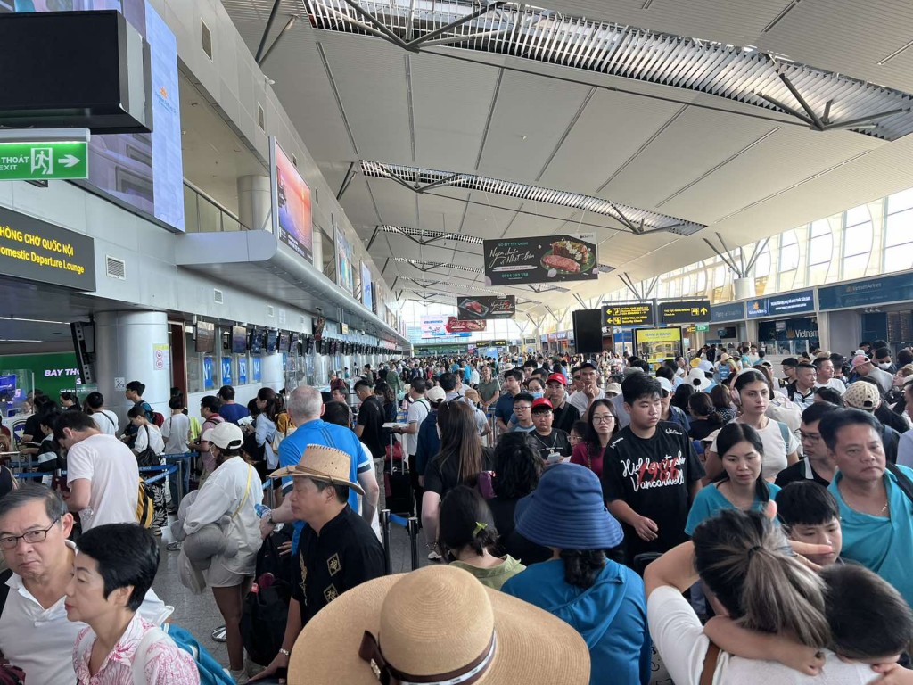 Du khách đến Đà Nẵng tăng mạnh thời điểm diễn ra lễ hội pháo hoa. Sân bay luôn trong tình trạng đông nghịt người.