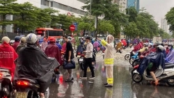 Người dân cần chú ý tham gia giao thông an toàn trong mùa mưa bão