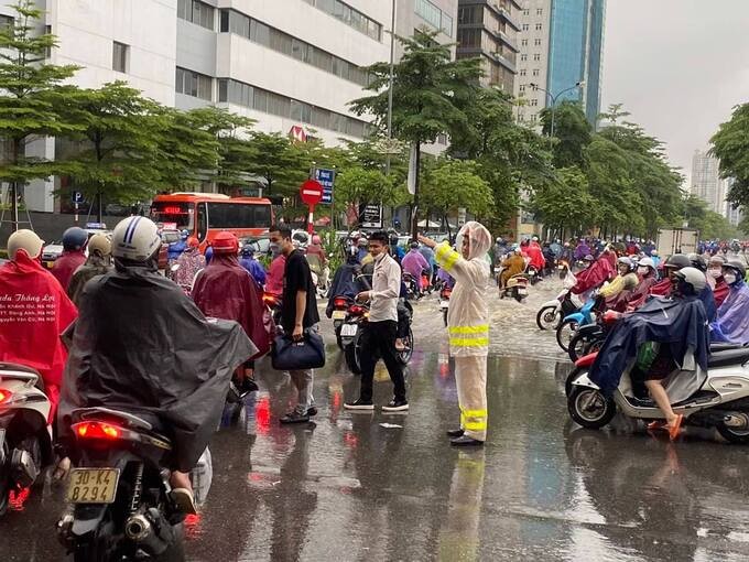 Người dân cần chú ý tham gia giao thông an toàn trong mùa mưa bão