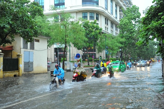 Người dân cần chú ý tham gia giao thông an toàn trong mùa mưa bão
