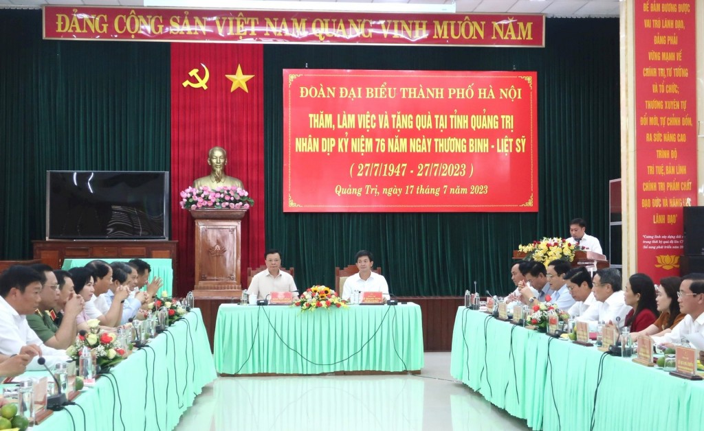 Quang cảnh buổi làm việc