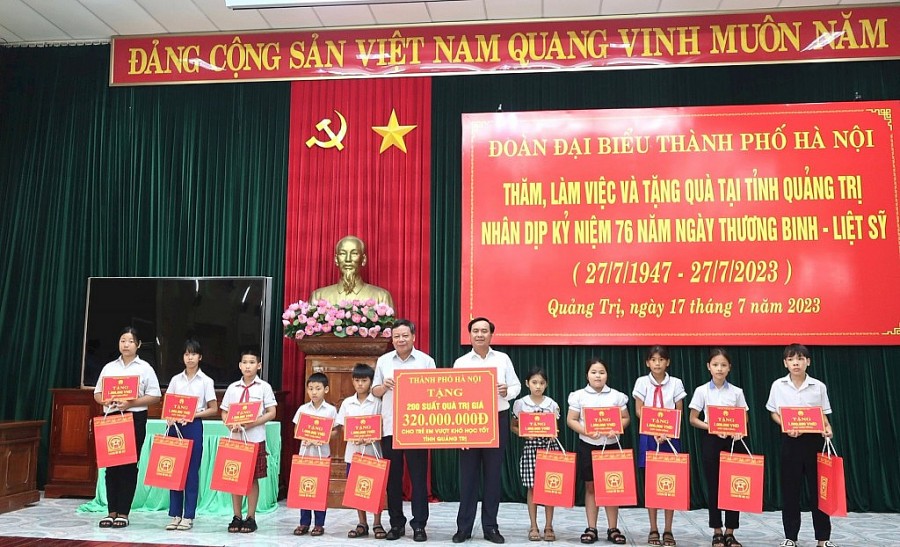 Phó Bí thư Thành ủy Nguyễn Văn Phong trao quà hỗ trợ trẻ em có hoàn cảnh khó khăn tại tỉnh Quảng Trị.