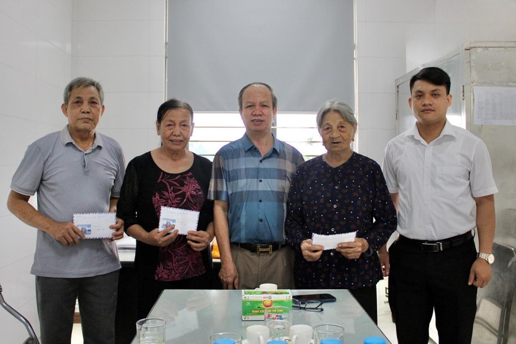 Bệnh viện Đa khoa Đông Anh Trao tặng các phần quà cho các đối tượng chính sách, các Mẹ Việt Nam anh hùng, thương binh nặng