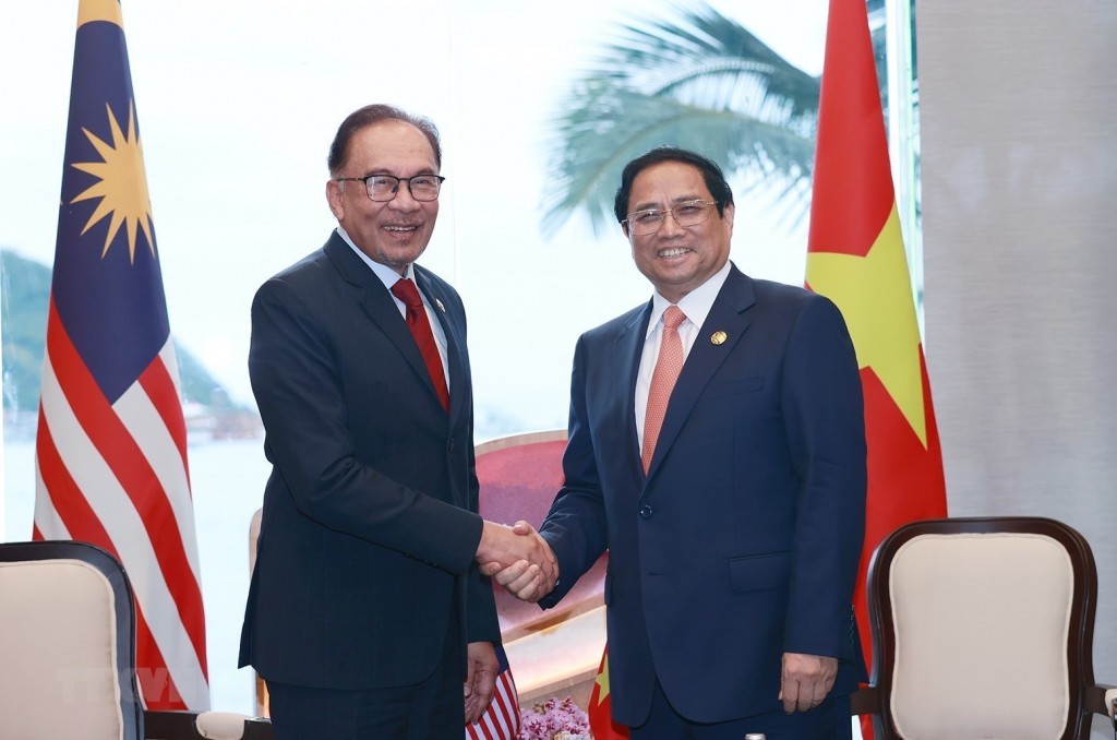 Thủ tướng Phạm Minh Chính gặp Thủ tướng Malaysia Anwar Ibrahim nhân dịp sang dự Hội nghị Cấp cao ASEAN lần thứ 42 tại Labuan Bajo, Indonesia. (Ảnh: Dương Giang/TTXVN)