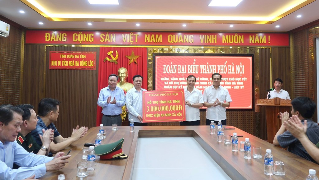 Bí thư Thành ủy Đinh Tiến Dũng và Phó Bí thư Thành ủy Nguyễn Văn Phong trao hỗ trợ an sinh xã hội cho tỉnh Hà Tĩnh.