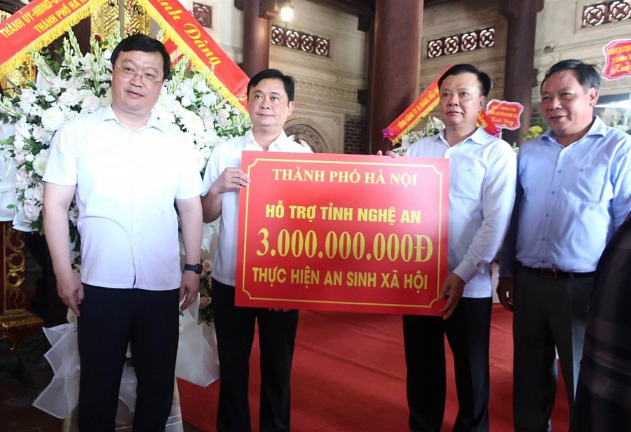 Bí thư Thành ủy Đinh Tiến Dũng và Phó Bí thư Thành ủy Nguyễn Văn Phong trao hỗ trợ an sinh xã hội cho tỉnh Nghệ An.