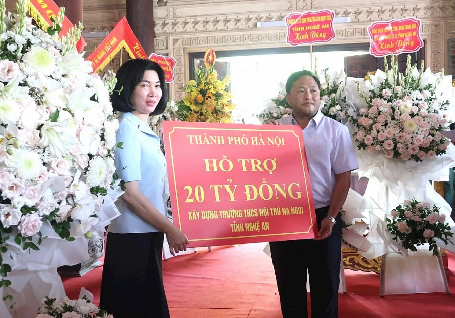 Phó Chủ tịch Thường trực HĐND thành phố Phùng Thị Hồng Hà trao 20 tỷ đồng hỗ trợ xây dựng Trường THCS dân tộc bán trú Na Ngoi, tỉnh Nghệ An.