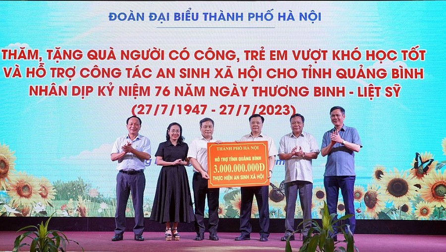 Lãnh đạo thành phố Hà Nội trao hỗ trợ an sinh xã hội cho tỉnh Quảng Bình.