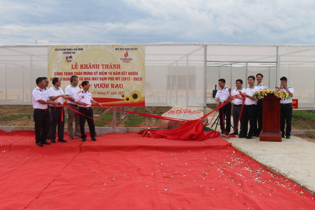 Nhà máy Đạm Phú Mỹ và Lữ đoàn 162 đã cùng nhau cắt băng khánh thành công trình ao cá, vườn rau tại khu tăng gia tập trung của đơn vị