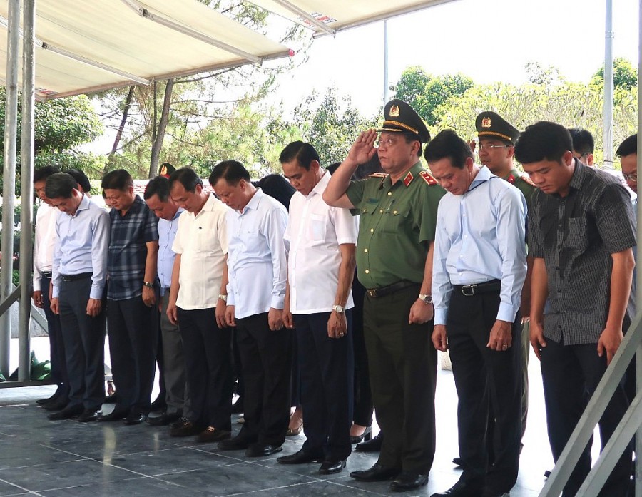 Đoàn đại biểu thành phố Hà Nội tưởng niệm các liệt sĩ tại Khu di tích Ngã Ba Đồng Lộc.