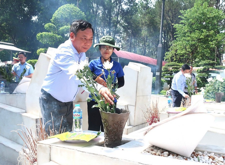 Phó Bí thư Thành ủy Nguyễn Văn Phong thắp hương tưởng niệm liệt sĩ tại Ngã Ba Đồng Lộc