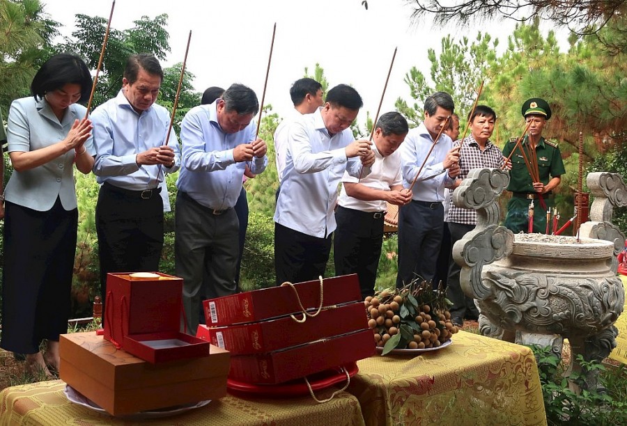 Các đồng chí lãnh đạo thành phố dâng hương tưởng niệm Đại tướng Võ Nguyên Giáp.