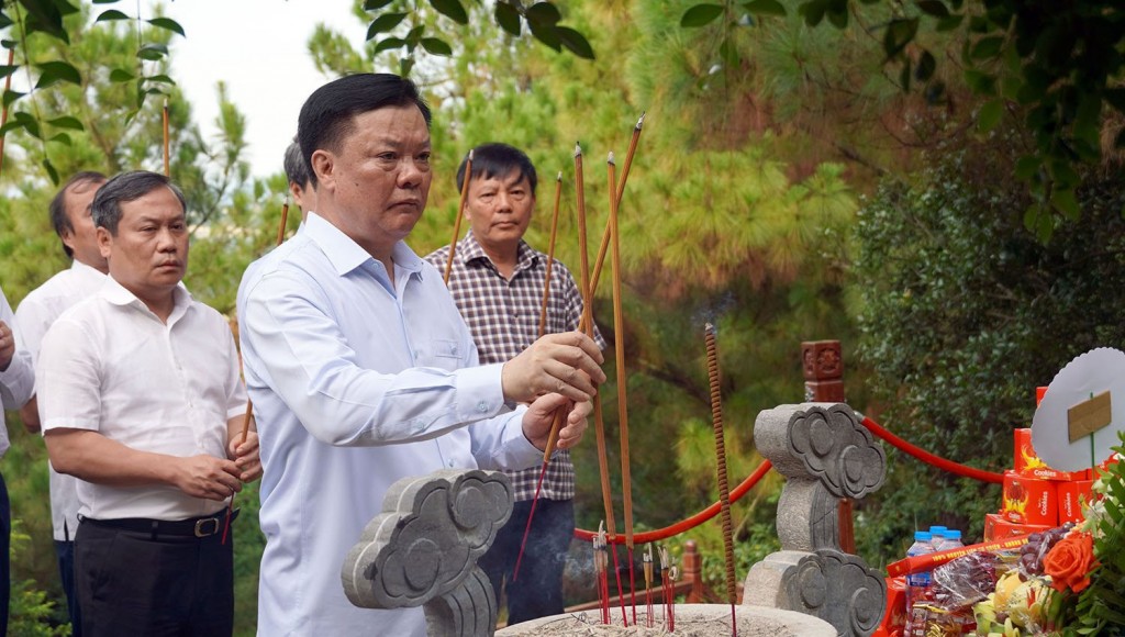 Bí thư Thành ủy Hà Nội Đinh Tiến Dũng và Đoàn dâng hương viếng Đại tướng Võ Nguyên Giáp.