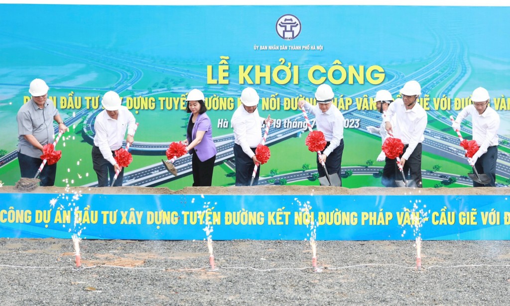 Các đồng chí lãnh đạo Trung ương, thành phố Hà Nội thực hiện nghi lễ khởi công dự án.