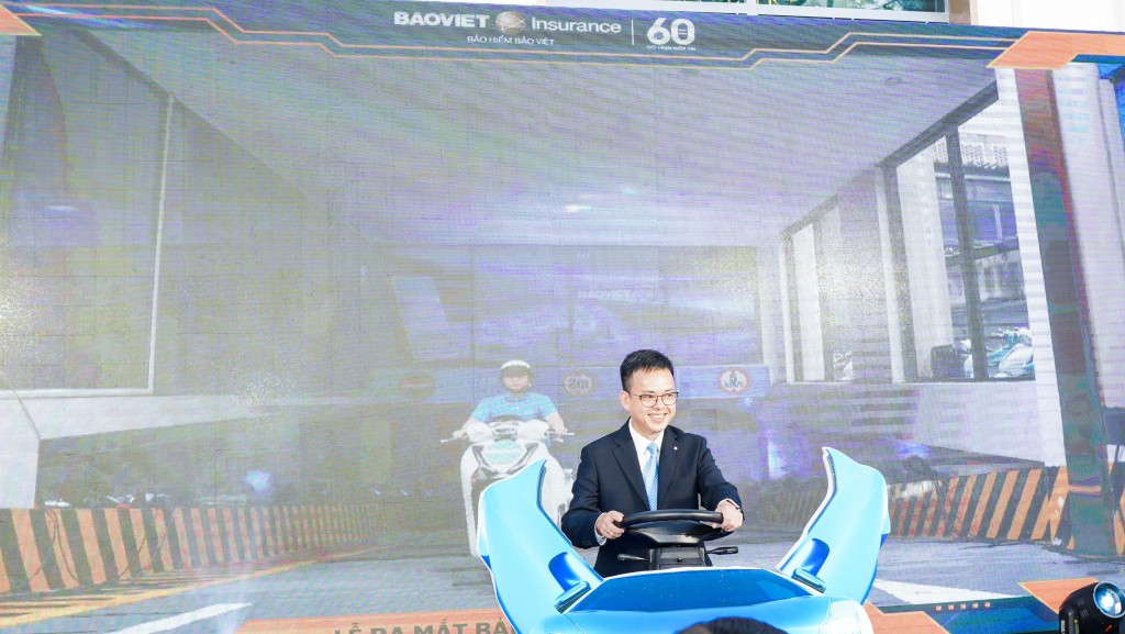 Ông Hoàng Thanh Bình - Giám đốc Ban Bảo hiểm xe cơ giới Bảo hiểm Bảo Việt lái xe mô phỏng, khởi động cho Roadshow ra mắt BAOVIET GO