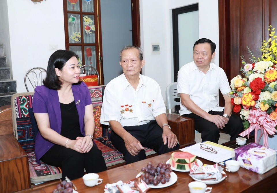 Lãnh đạo thành phố Hà Nội thăm, tặng quà thương, bệnh binh quận Đống Đa