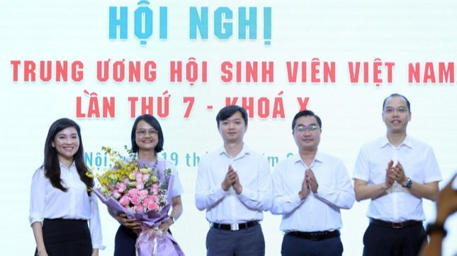 Chị Trần Hà Thu (thứ hai từ trái sang), tân Phó Chủ tịch 