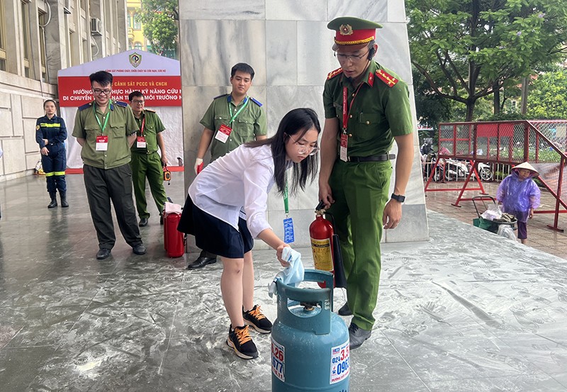 Người dân cùng các em thiếu nhi trải nghiệm thực tế các phương tiện cứu nạn, chữa cháy