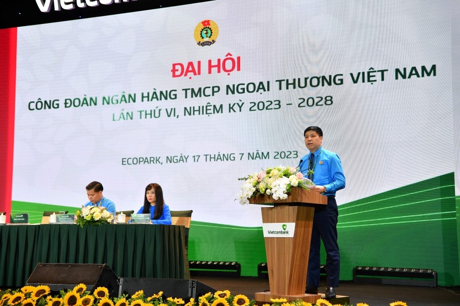 Đ/c Hồng Quang - Ủy viên Ban Thường vụ Công đoàn Ngân hàng Việt Nam, Thành viên HĐQT kiêm Giám đốc Khối Nhân sự, Chủ tịch Công đoàn Vietcombank phát biểu khai mạc Đại hội Công đoàn Vietcombank lần thứ VI, nhiệm kỳ 2023 - 2028