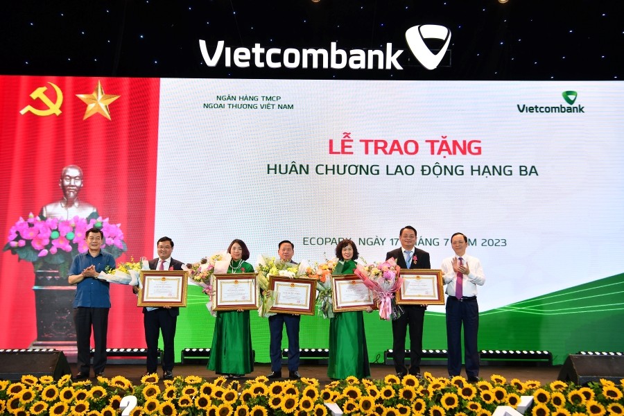 Đ/c Đào Minh Tú - Phó Bí thư Ban cán sự Đảng, Phó Thống đốc thường trực Ngân hàng Nhà nước Việt Nam, Ủy viên BCH Tổng Liên đoàn Lao động Việt Nam, Chủ tịch Công đoàn Ngân hàng Việt Nam (ngoài cùng bên phải) và đ/c Nguyễn Đức Phong - Ph