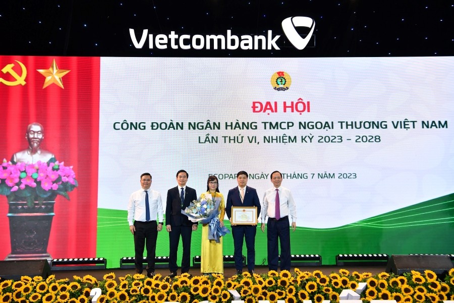 Đ/c Đào Minh Tú - Phó Bí thư Ban cán sự Đảng, Phó Thống đốc thường trực Ngân hàng Nhà nước Việt Nam, Ủy viên BCH Tổng Liên đoàn Lao động Việt Nam, Chủ tịch Công đoàn Ngân hàng Việt Nam (ngoài cùng bên phải) trao tặng Bằng khen của Thốn