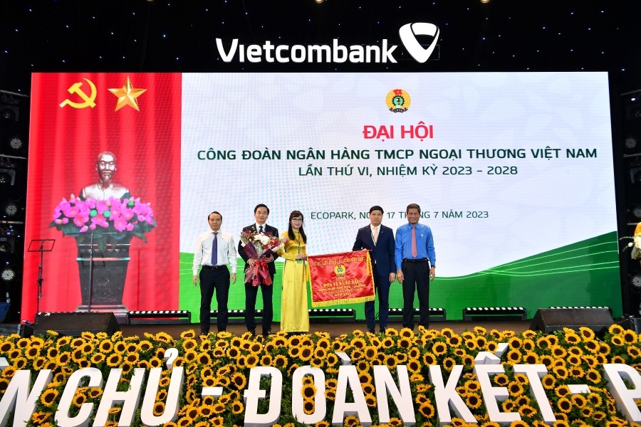 Đ/c Huỳnh Thanh Xuân – Phó Chủ tịch Tổng Liên đoàn Lao động Việt Nam (ngoài cùng bên phải) tặng Cờ Thi đua của Tổng Liên đoàn Lao động Việt Nam và đ/c Đỗ Việt Hùng – Phó Bí thư thường trực Đảng ủy Vietcombank (ngoài cùng bên trái) tặng hoa cho đại diệ